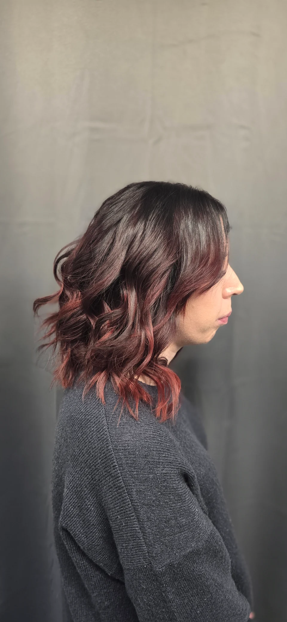 Shoulder-length brunette waves with warm tones